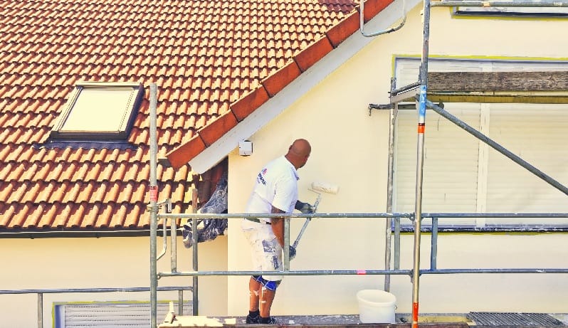 Filippo Lanza streicht eine Wand
